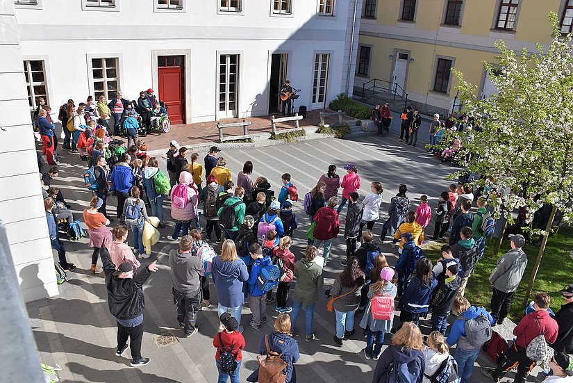 Schülerschaft Schülerinnen und Schüler auf dem Schulhof