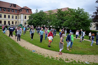 Schüler und Lehrer tanzen draußen